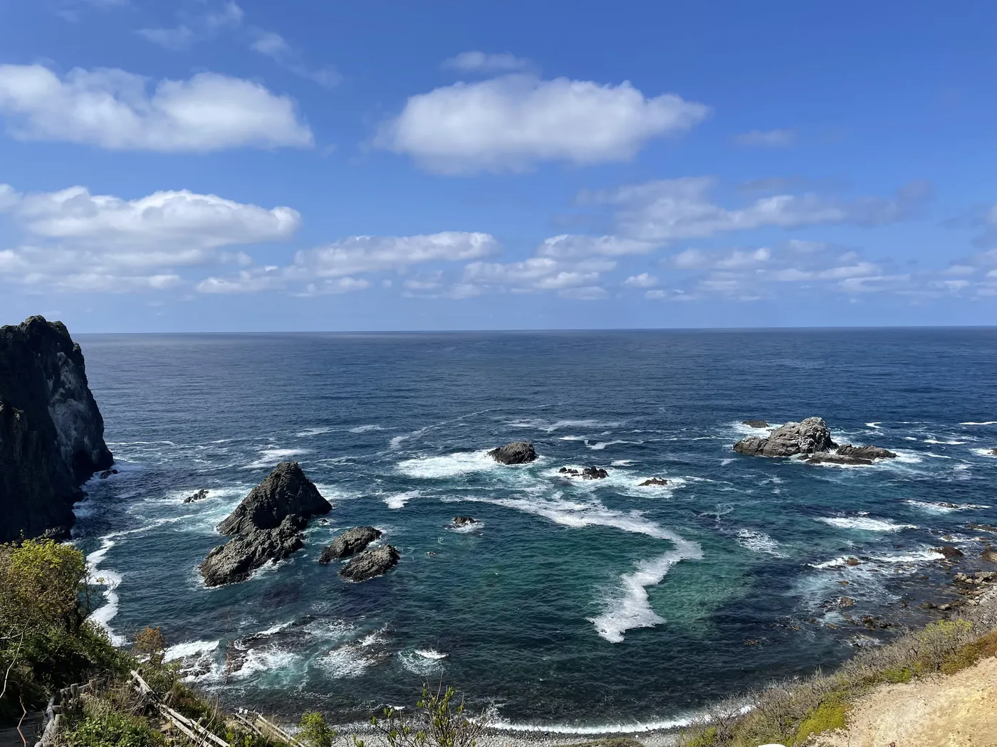 岩場の続く青い海の海岸