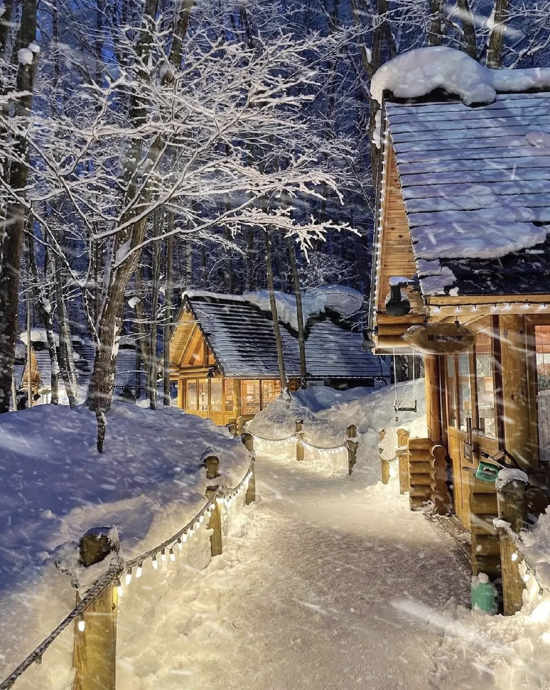 雪の積もった建物が並ぶ冬の通り