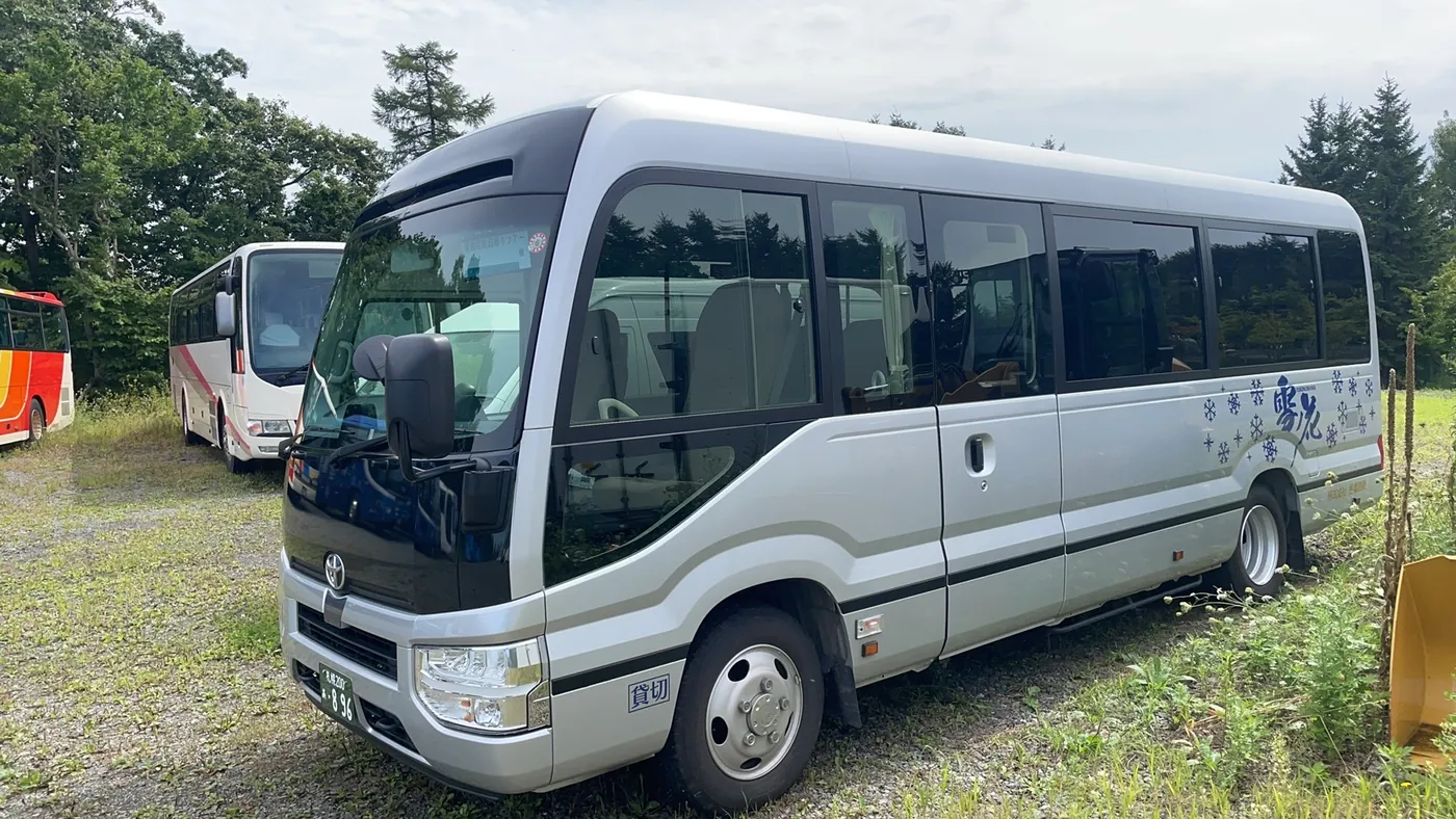 トヨタ コースター（斜め前）